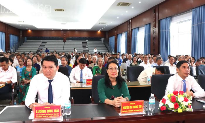 Đồng chí Lương Đức Hải và lãnh đạo Đảng ủy phường Bắc Nha Trang tham dự buổi lễ.