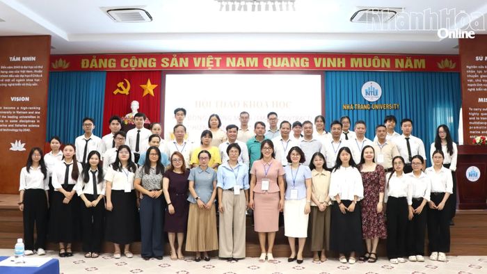 Các đại biểu, sinh viên chụp ảnh lưu niệm tại hội thảo.
