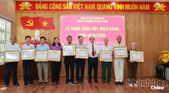 Lãnh đạo Đảng ủy phường Tây Nha Trang trao tặng Huy hiệu Đảng cho các đảng viên.
