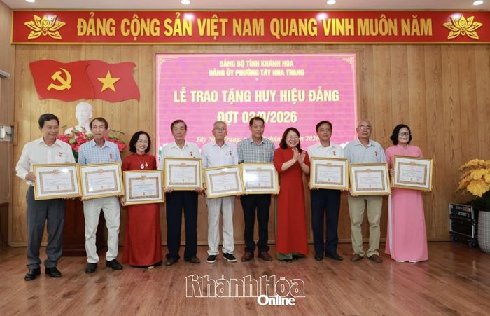 Lãnh đạo Đảng ủy phường Tây Nha Trang trao tặng Huy hiệu Đảng cho các đảng viên.