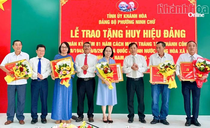 Lãnh đạo Đảng ủy phường Ninh Chử trao Huy hiệu 30 năm tuổi Đảng cho các đảng viên.