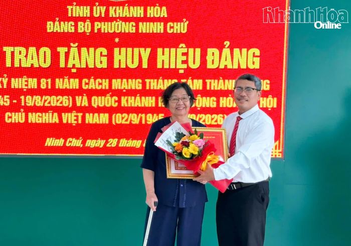 Lãnh đạo Đảng ủy phường Ninh Chử trao Huy hiệu 60 năm tuổi Đảng cho đảng viên Nghiêm Thị Hoa.