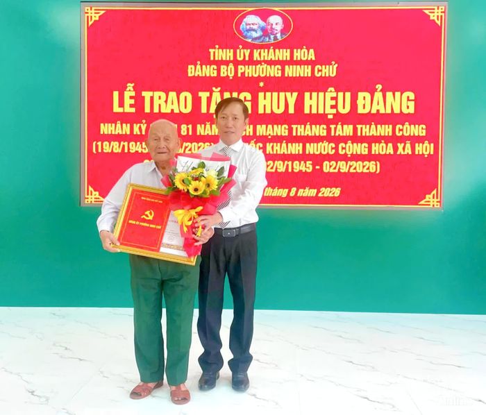 Ông Nguyễn Minh Thái - Bí thư Đảng ủy phường Ninh Chử trao Huy hiệu 65 năm tuổi Đảng cho đảng viên Trần Công Thức.