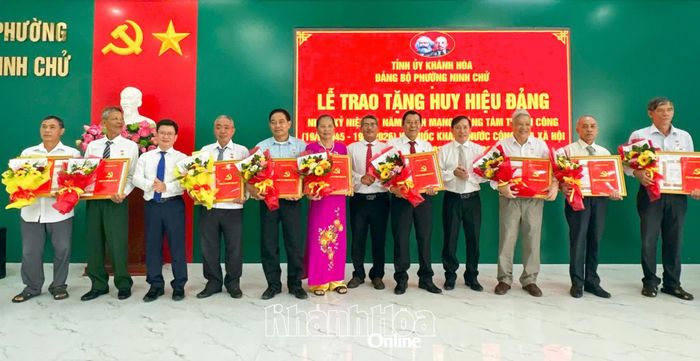 Lãnh đạo Đảng ủy phường Ninh Chử trao Huy hiệu 35 năm tuổi Đảng cho các đảng viên.