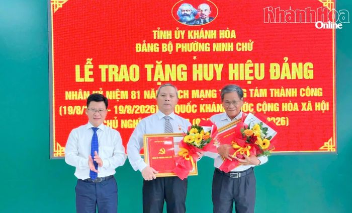Lãnh đạo Đảng ủy phường Ninh Chử trao Huy hiệu 45 năm tuổi Đảng cho các đảng viên Trương Văn Thành và Nguyễn Bá Phúc.