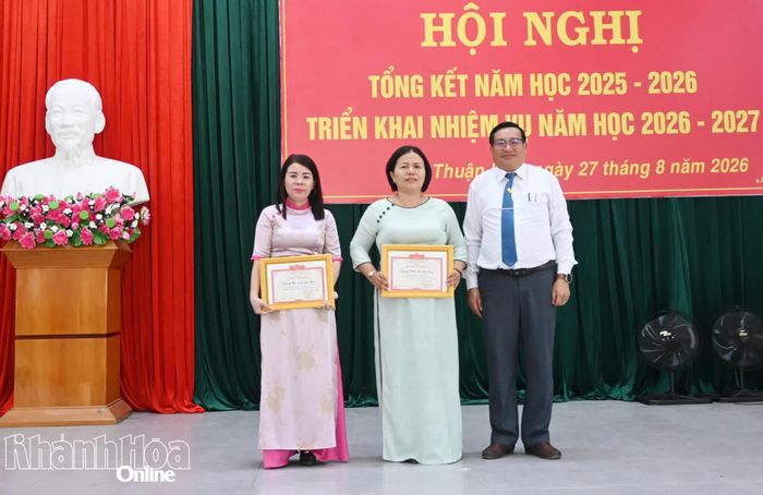 Thường trực Đảng ủy xã Thuận Bắc trao giấy khen cho 2 tập thể có thành tích xuất sắc.