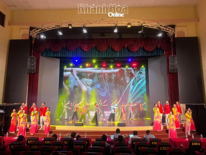 Liên khúc “Mười chín tháng tám - Cùng nhau đi hồng binh - Tuyên ngôn độc lập - Khát vọng hùng cường”.