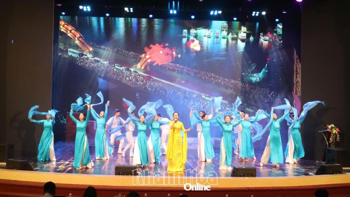 Tiết mục hát múa Bài ca thống nhất.