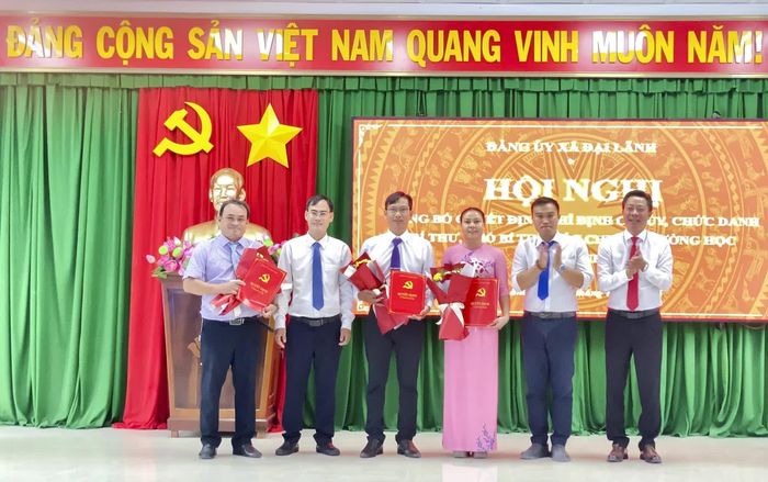 Lãnh đạo Đảng ủy xã trao quyết định thành lập Chi bộ Trường THCS Lương Thế Vinh.