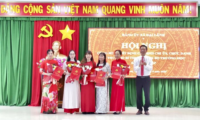 Lãnh đạo Đảng ủy xã trao quyết định thành lập Chi bộ Trường Mầm non Đại Lãnh.