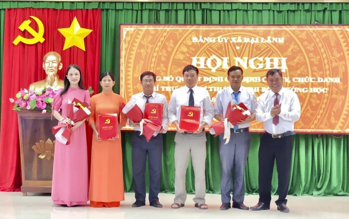 Lãnh đạo Đảng ủy xã trao quyết định thành lập Chi bộ Trường Tiểu học Đại Lãnh.