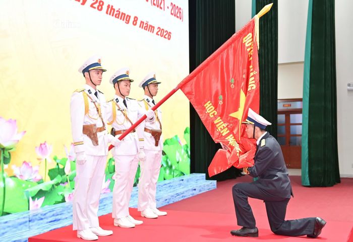 Đại diện học viên tốt nghiệp tuyên thệ dưới Quân kỳ quyết thắng.