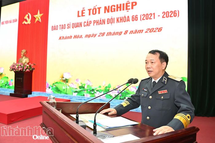 Chuẩn Đô đốc, Phó Giáo sư, Tiến sĩ Ngô Thành Công - Giám đốc Học viện Hải quân đọc diễn văn tại lễ tốt nghiệp.