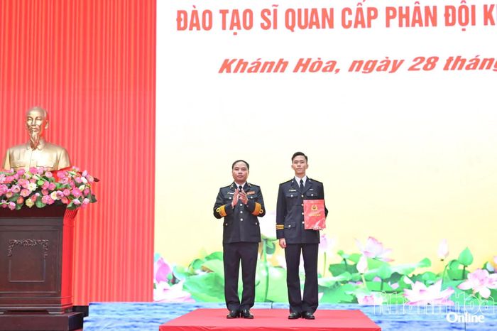 Chuẩn Đô đốc Nguyễn Văn Bách trao quyết định điều động, phân công công tác cho đại diện sĩ quan cấp phân đội khóa 66.