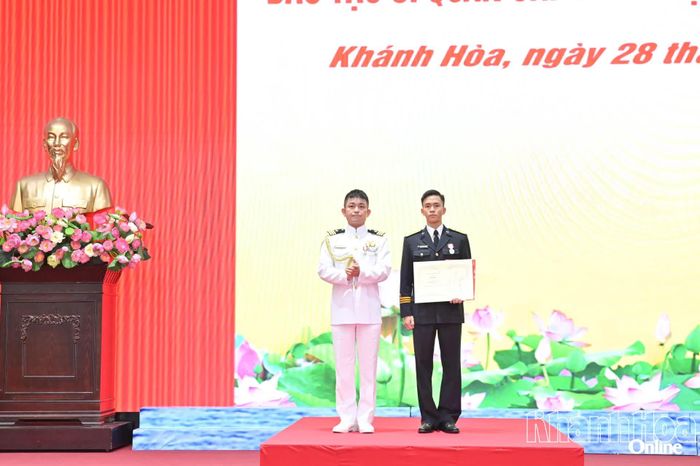 Dịp này, Phó Tùy viên Quốc phòng Nhật Bản tại Việt Nam trao huân chương và bằng khen của Lực lượng Tự vệ trên biển Nhật Bản cho học viên Nguyễn Duy Hưởng đã có thành tích xuất sắc tại Học viện Hải quân, tốt nghiệp thủ khoa toàn khóa.
