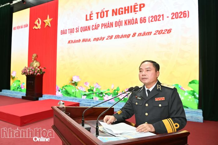 Chuẩn Đô đốc Nguyễn Văn Bách phát biểu chỉ đạo tại lễ tốt nghiệp.