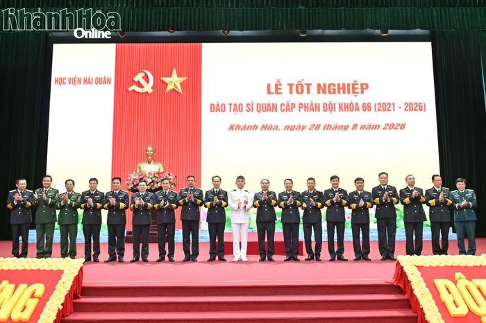 Các đại biểu chụp hình lưu niệm.