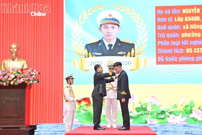 Chuẩn Đô đốc Nguyễn Văn Bách trao quyết định và gắn quân hàm sĩ quan cho các học viên tốt nghiệp loại giỏi.