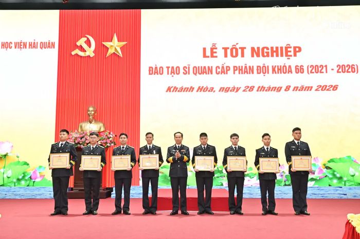 Chuẩn Đô đốc Nguyễn Hữu Thoan - Bí thư Đảng ủy, Chính ủy Học viện Hải quân trao thưởng cho học viên giỏi toàn khóa.