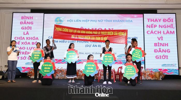 Các thông điệp tuyên truyền được truyền tải sinh động bằng hình thức sân khấu hóa.