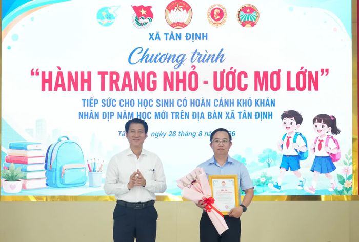 Ông Phan Xuân Hòa - Bí thư Đảng ủy, Chủ tịch HĐND xã trao hoa và bảng tri ân cho đại diện Tổng Công ty Khánh Việt.