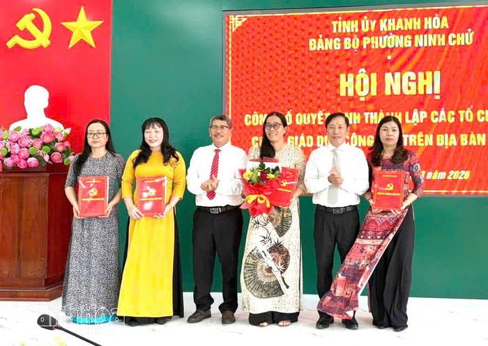 Thường trực Đảng ủy phường Ninh Chử trao quyết định và tặng hoa chúc mừng cấp ủy Đảng bộ Trường Mầm non Ninh Chử.
