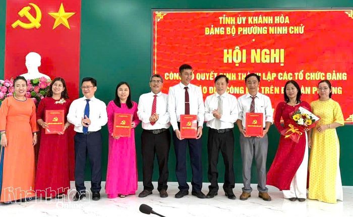 Thường trực Đảng ủy phường Ninh Chử trao quyết định và tặng hoa chúc mừng cấp ủy Đảng bộ Trường THCS Đinh Bộ Lĩnh.