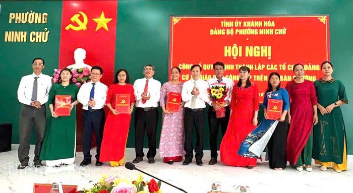 Thường trực Đảng ủy phường Ninh Chử trao quyết định và tặng hoa chúc mừng cấp ủy Đảng bộ Trường Tiểu học Ninh Chử.