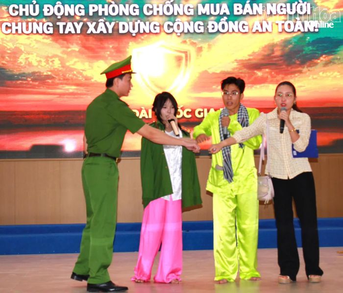 Đội thi tham gia phần thi về đích. 
