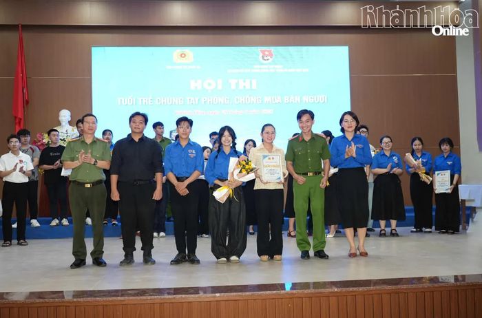 Ban tổ chức trao giải nhất cho đội thi đến từ Trường Đại học Victoria Thái Bình Dương.