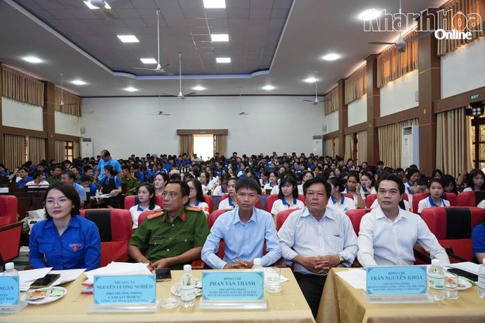 Các đại biểu, đoàn viên, thanh niên tham dự chương trình.