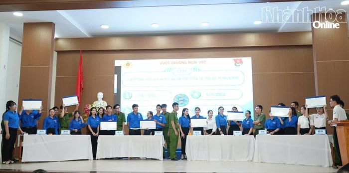 Các đội thi tham gia phần thi vượt chướng ngại vật.