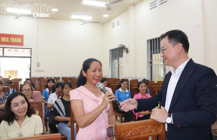 Học viên trả lời câu hỏi của báo cáo viên tại hội nghị.