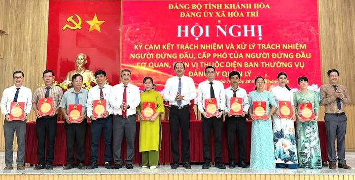 Lãnh đạo xã Hòa Trí chúc mừng cấp phó các đơn vị ký cam kết.