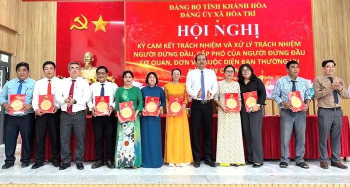 Lãnh đạo xã Hòa Trí chúc mừng cấp phó các đơn vị ký cam kết.