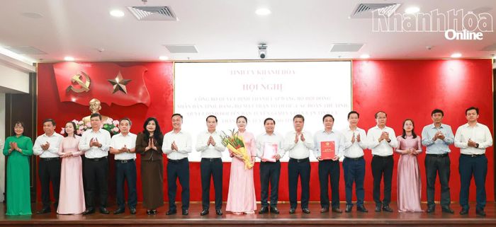 Bí thư Tỉnh ủy Trần Phong và các đồng chí Thường trực Tỉnh ủy trao quyết định thành lập Đảng bộ HĐND tỉnh và các nhân sự chủ chốt.