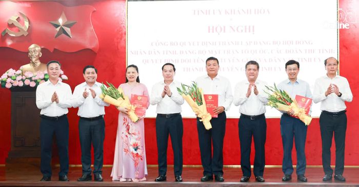 Thường trực Tỉnh ủy trao quyết định đổi tên Ban Tuyên giáo và Dân vận Tỉnh ủy Khánh Hòa thành Ban Tuyên giáo Tỉnh ủy Khánh Hòa.