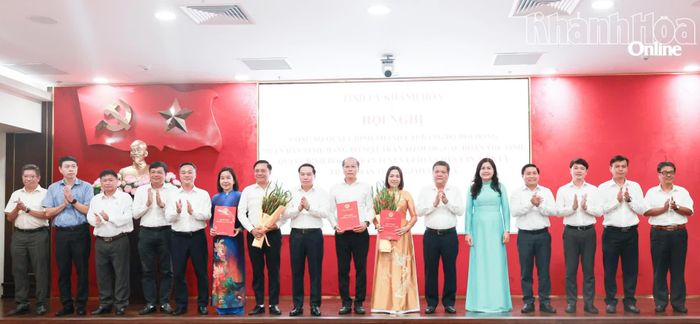 Bí thư Tỉnh ủy Trần Phong và các đồng chí Thường trực Tỉnh ủy trao quyết định thành lập Đảng bộ MTTQ, các đoàn thể tỉnh.