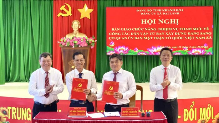 Các đơn vị thực hiện bàn giao tài liệu có liên quan nhiệm vụ tham mưu về công tác dân vận.