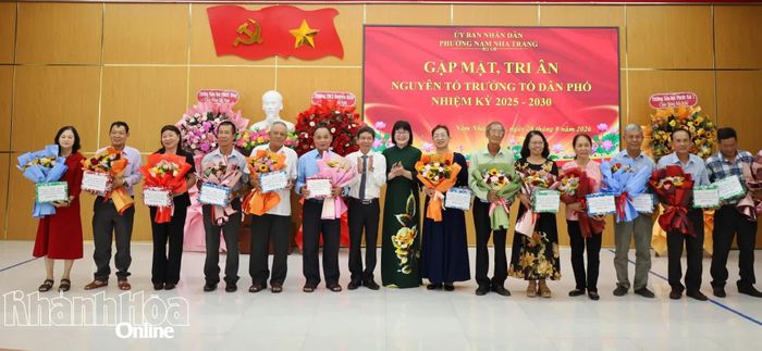 Lãnh đạo Đảng ủy, UBND phường tặng quà, tri ân những người nguyên là tổ trưởng tổ dân phố nhiệm kỳ 2025 - 2030.
