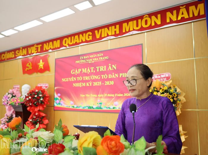 Bà Mai Thị Hồng Lê - Tổ trưởng Tổ dân phố 1 Phước Thành đại diện phát biểu nhận nhiệm vụ.