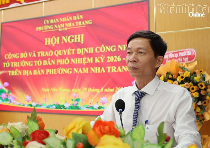 Ông Nguyễn Văn Minh phát biểu chúc mừng và giao nhiệm vụ cho các tổ trưởng tổ dân phố.