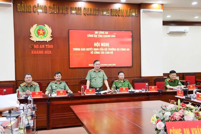 Thiếu tướng Nguyễn Hữu Phước phát biểu chúc mừng Đại tá Nguyễn Bá Thành.