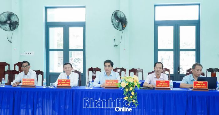 Lãnh đạo xã Anh Dũng tham dự buổi lễ ký kết.