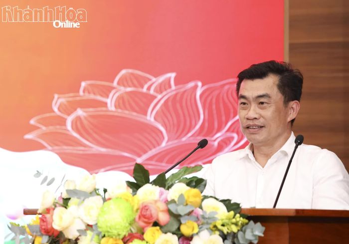 Lãnh đạo Văn phòng UBND tỉnh phát biểu tại buổi gặp mặt.