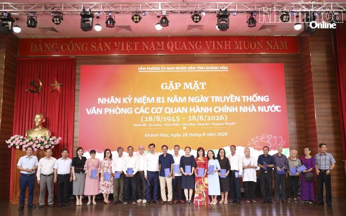 Các thế hệ lãnh đạo Văn phòng UBND tỉnh chụp hình lưu niệm tại buổi gặp mặt.