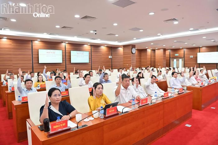 Đại biểu biểu quyết thông qua dự thảo nghị quyết hội nghị.