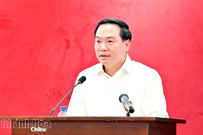 Phó Bí thư Thường trực Tỉnh ủy Hồ Xuân Trường trình bày dự thảo nghị quyết hội nghị.