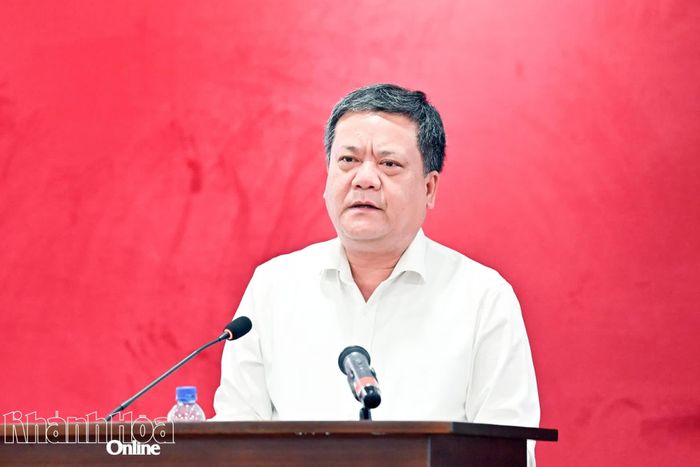 Bí thư Tỉnh ủy Trần Phong phát biểu tại hội nghị.