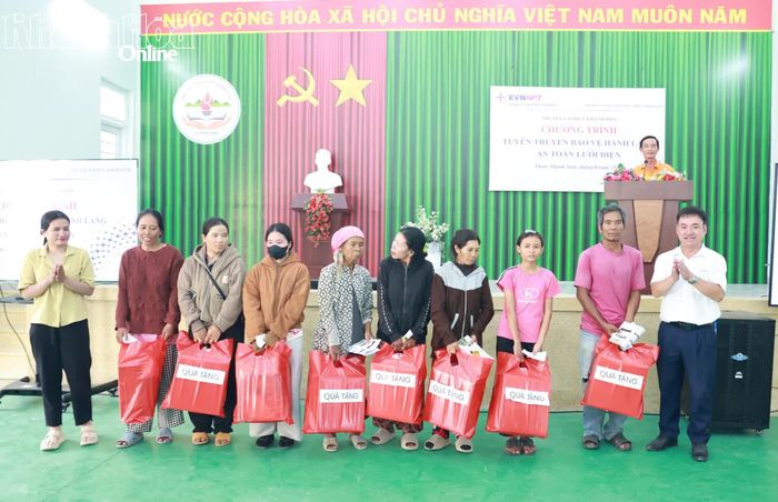 Lãnh đạo Truyền tải điện Khánh Hòa tặng quà cho người dân ở gần đường dây điện cao áp.